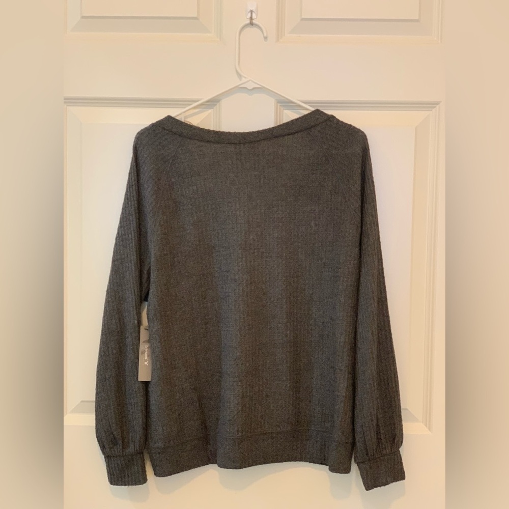 Tresics Gray V-Neck Women's Waffle Knit Sweater.  Size-Small - Picture 2 of 3
